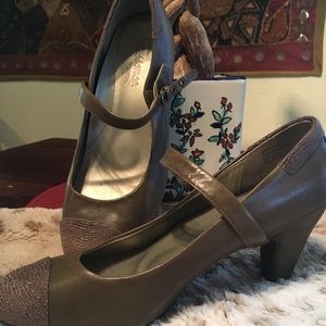 Aetrex Olive Green Single Strap Heels